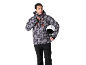 Mann in grauer Camouflage-Jacke und schwarzer Hose, hält einen weißen Helm.