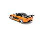 Orangefarbenes Spielzeugauto mit schwarzem Dach und Spoiler, von hinten gesehen