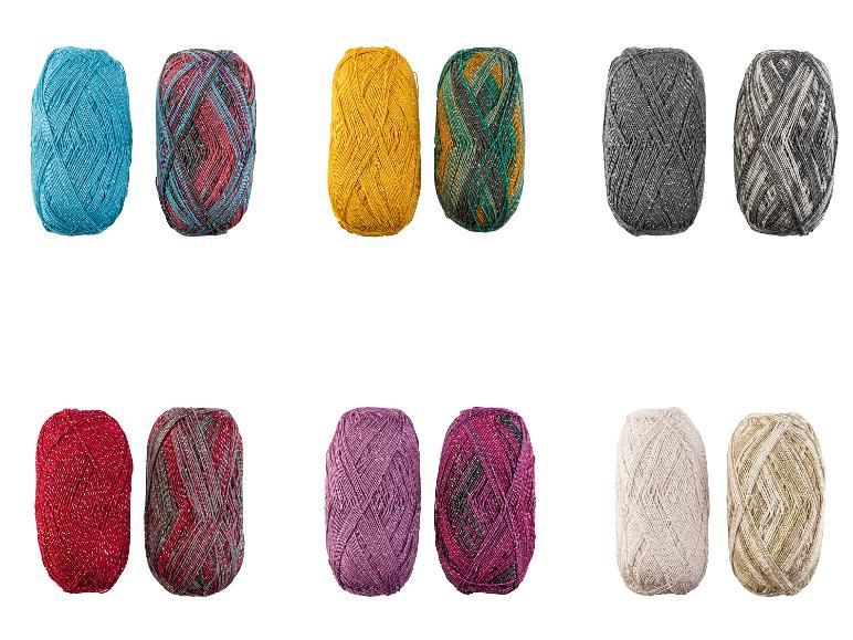 Zwölf Knäuel Strickgarn in verschiedenen Farben.