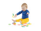 Ein Baby spielt mit bunten Ringen.