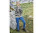 Eine Frau in einem gestreiften Pullover und blauen Jeans.