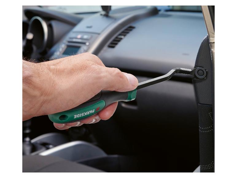 Hand benutzt ein Parkside-Werkzeug, um ein Autoteil zu entfernen.