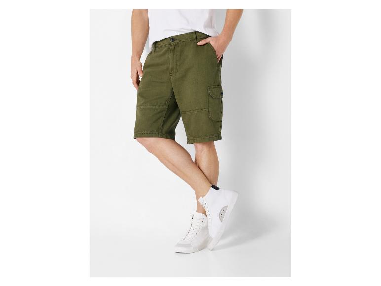 Olivengrüne Cargoshorts und weiße Sneakers.