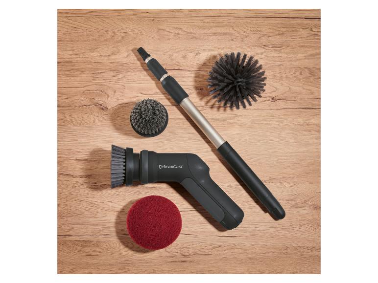 SilverCrest Reinigungsbürsten-Set mit langem Stiel und austauschbaren Aufsätzen.