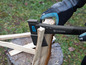 Eine Person verwendet eine Gardena Axt zum Holzhacken.
