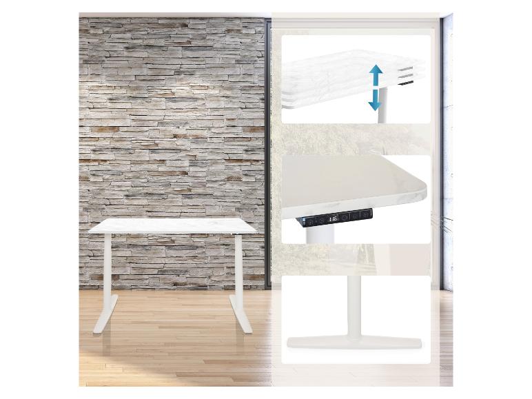Weißer höhenverstellbarer Stehschreibtisch mit Marmoroptik-Platte vor Steinwand.