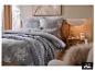 LIVARNO home Fleece-Bettwäsche und Tagesdecke in einem gemütlichen Schlafzimmer. [KI-generiertes Bild]