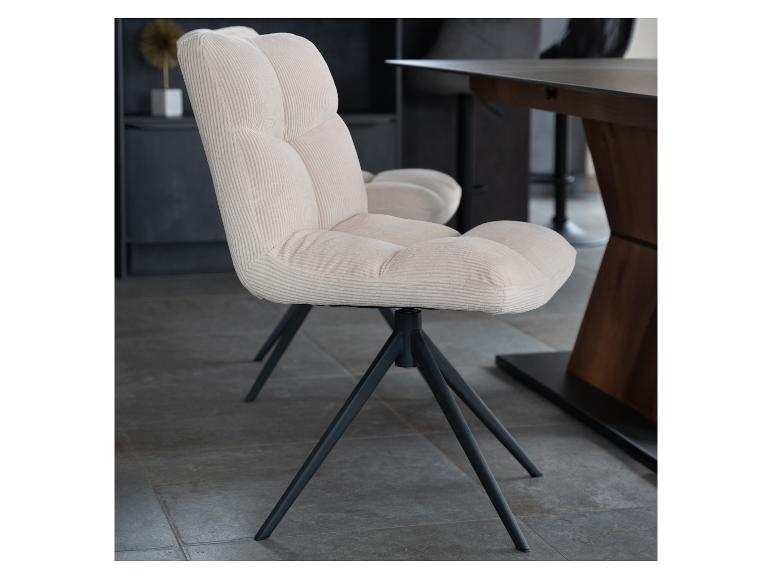 Beiger Cordstoffstuhl mit schwarzen Metallbeinen in einem Esszimmer.