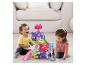 Zwei Kinder spielen mit einem farbenfrohen Spielset im Maus-Design, inklusive Haus und Auto.