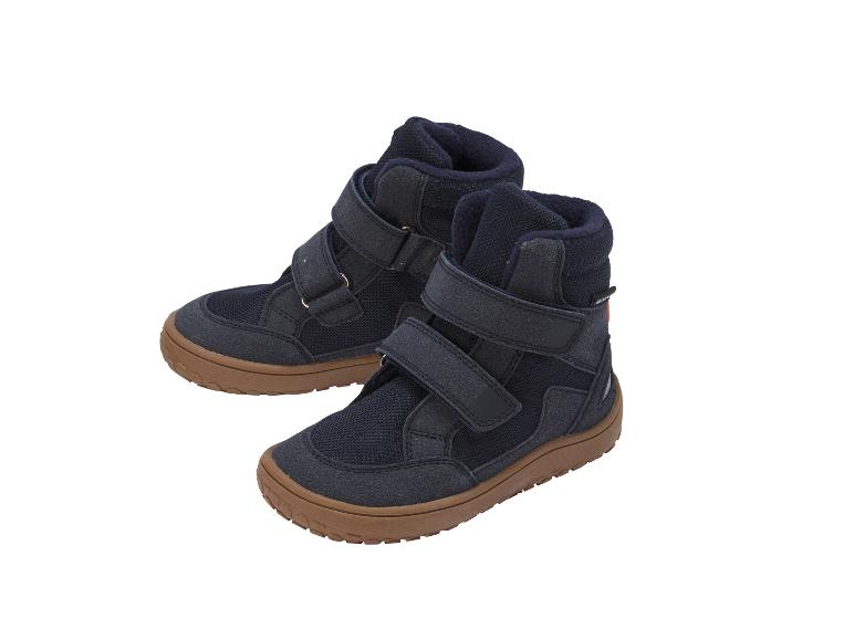 Ein Paar dunkelblaue Kinderschuhe mit Klettverschlüssen und braunen Sohlen.