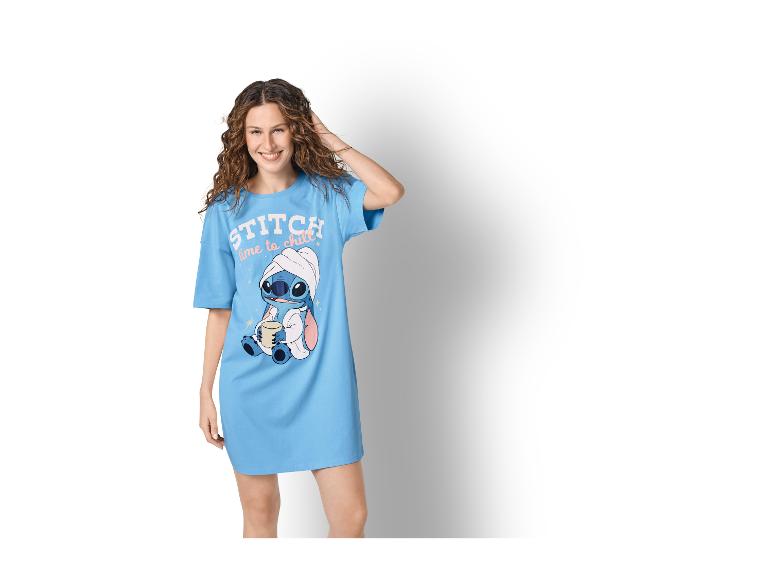 Lächelnde Frau in blauem Nachthemd mit einer entspannenden Zeichentrickfigur.