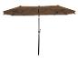 Dunkelbrauner rechteckiger Garten Sonnenschirm mit schwarzem Mast.