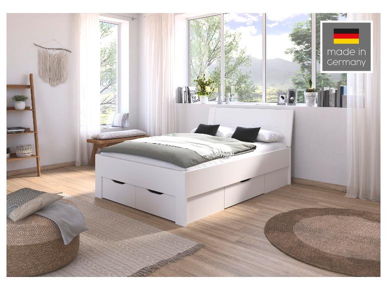 Weißes Bett mit Schubladen, hergestellt in Germanland, in einem hellen Schlafzimmer.