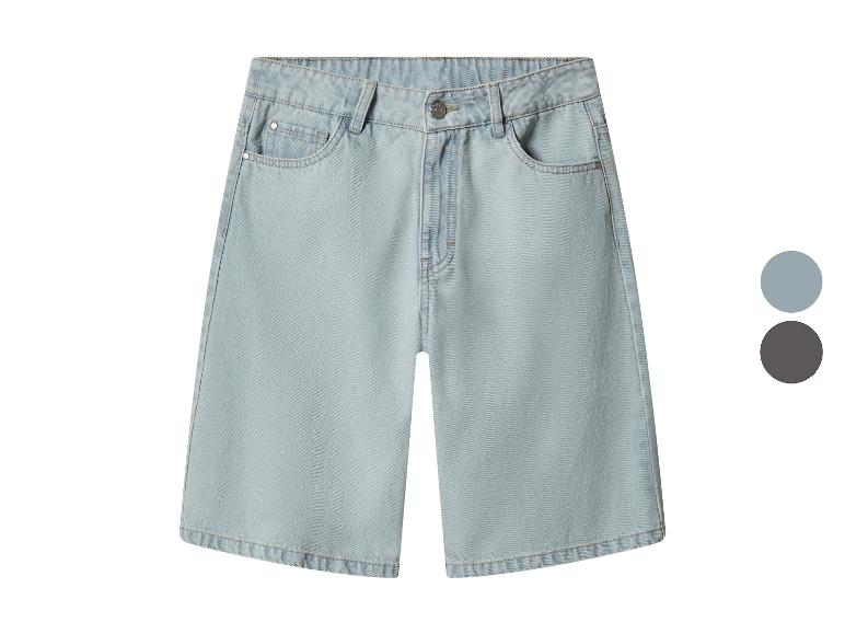 Hellblaue Jeans-Shorts mit Taschen und Gürtelschlaufen, gezeigt mit zwei Farbmustern.