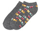 Zwei graue Socken mit einem Muster aus bunten Autos.
