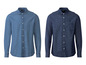 Zwei blaue Denim-Hemden mit langen Ärmeln, eines mit und eines ohne Brusttasche.