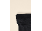 Schwarzer elastischer Stoff mit Naht, wahrscheinlich von Unterwäsche oder Leggings.