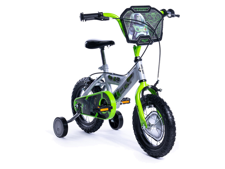 Ein grünes Kinderfahrrad mit Stützrädern und einem Buzz Lightyear-Motiv.