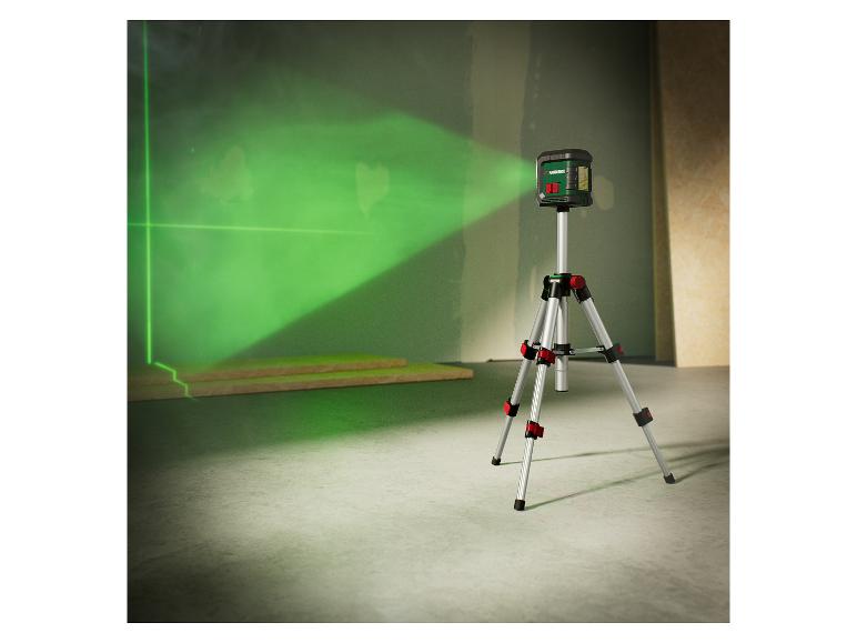 Eine grüne Parkside Laser-Wasserwaage auf einem Stativ.