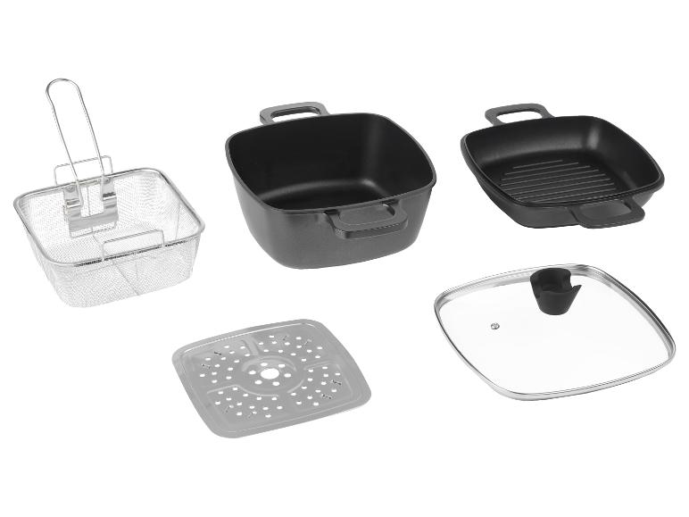 Set aus quadratischen Pfannen und Küchenzubehör, inklusive Frittierkorb und Glasdeckel.