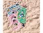 Strandtücher mit Mickey Mouse, Donald Duck und Minnie Mouse im Sand.
