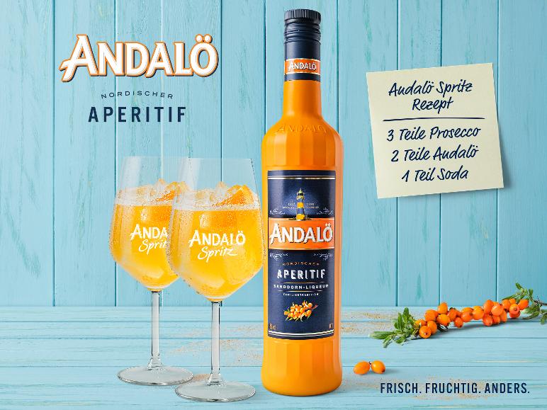 Andalö Aperitif Sanddornlikör mit zwei Spritzgläsern und Rezept auf hellblauem Holzhintergrund.