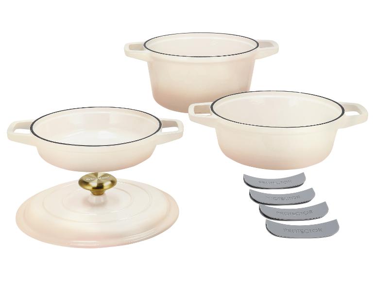 Set aus drei cremefarbenen Gusseisentöpfen mit Deckel und vier grauen Protektoren.