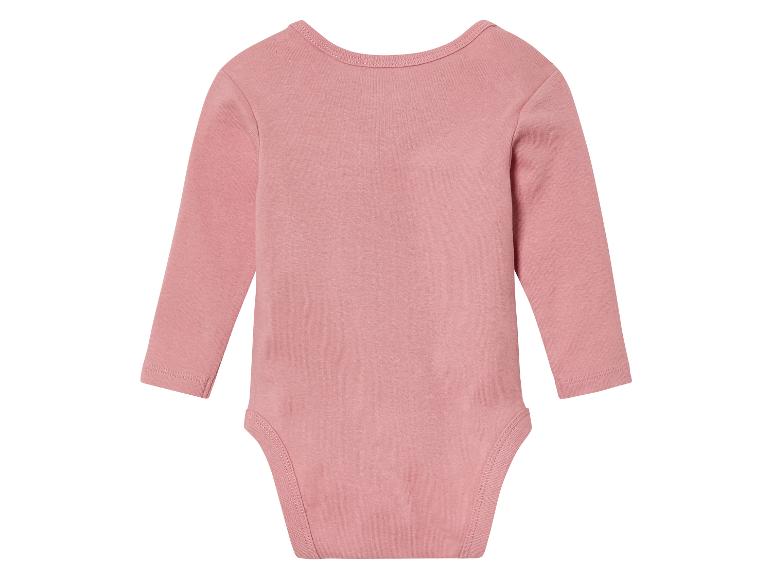 Ein rosa Baby-Body mit langen Ärmeln.