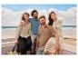 Sommermode: Blusen, Pullover und Strickröcke am Strand.
