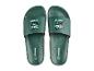 Grüne Herren-Badeschuhe mit dem Schriftzug „30 YEARS EST. 1996“ und Größenangaben.