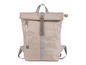 Beigefarbener Rucksack von Formmove mit Faltenoptik.