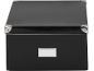 Schwarze Aufbewahrungsbox mit Deckel, Metalleckenschützern und Etikettenhalter.