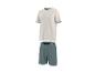 Beiges Kurzarm-T-Shirt mit Tasche und grüne Shorts