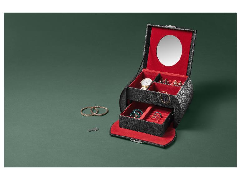 Eine schwarze Schmuckschatulle mit Spiegel, gefüllt mit Schmuck, darunter eine Uhr.