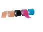 Farbige Kinesiologie-Tape-Rollen: Beige, Schwarz, Pink und Blau.