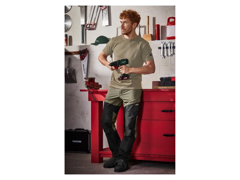 Parkside Kleidung und Werkzeug: Ein Mann hält einen Akkuschrauber.