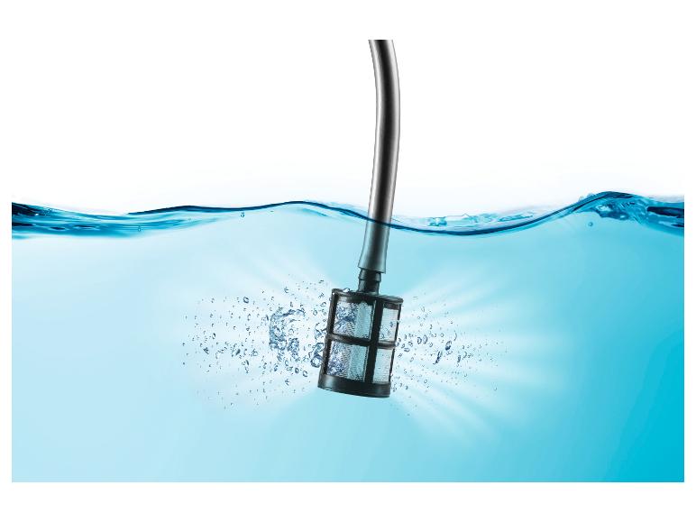 Untergetauchter Wasserfilter mit Schlauch, umgeben von Blasen und Lichtstrahlen.