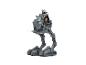 Eine Mandalorianer-Actionfigur mit Grogu auf einem AT-ST-Läufer-Spielzeug.