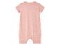 Baby-Strampler in hellrosa mit Sternen- und Mondmuster.