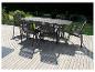 Gartenmöbel-Set: Tisch und Stühle im modernen Design.