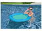 Eine Frau auf einer Bestway-Schwimmliege in einem Pool.
