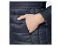 Dunkelblaue Damen-Steppjacke mit Hand in der Tasche.