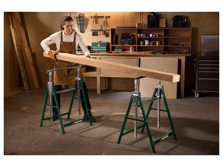 PARKSIDE® höhenverstellbarer Unterstellbock in einer Werkstatt mit einem Holzbalken.
