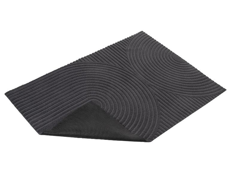 Eine graue Fußmatte mit gebogenem Design.
