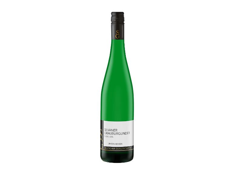 Grüne Weinflasche mit einem weißen Etikett mit der Aufschrift „SILVANER GRAUBURGUNDER TROCKEN RHEINHESSEN“