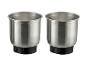 Zwei Metallbecher mit schwarzen Böden und Füllstandsmarkierungen