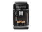 Schwarze Kaffeemaschine mit Digitalanzeige, zwei Espressotassen.