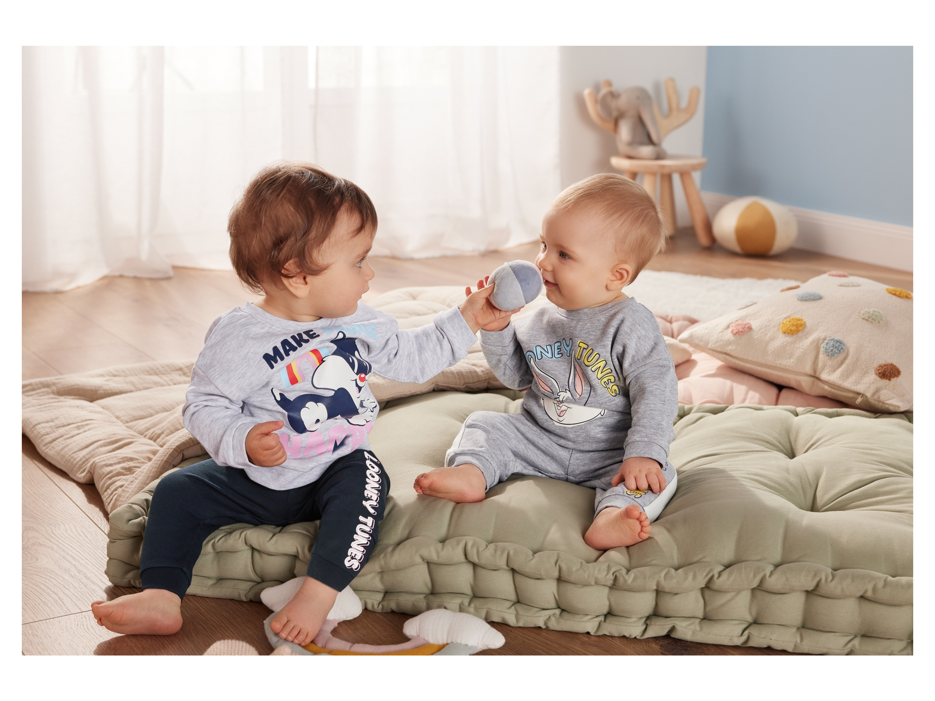 Thumbnail - Baby Jogginganzug, 2-teilig, mit Looney Tunes-Motiv (50/56, hellgrau/navy)