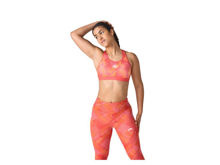 Frau in pinkem Crivit Sport-BH und Leggings mit gepunktetem Muster