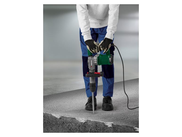 Mann mit elektrischem Abbruchhammer bricht Beton auf